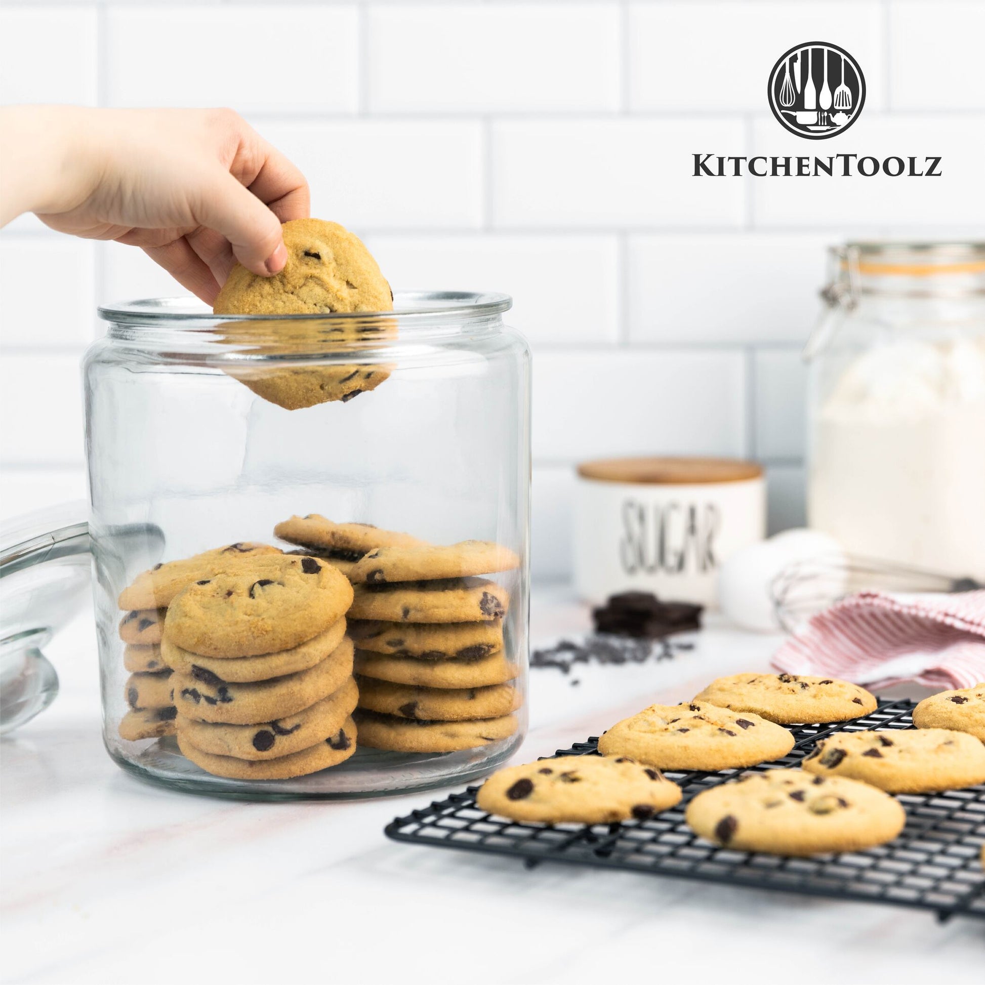 Glass cookie jar airtight lid detail